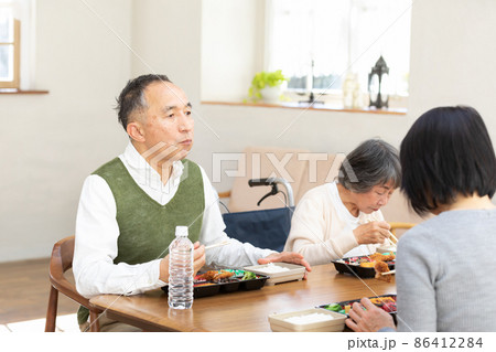 老人ホームの昼食イメージ 86412284