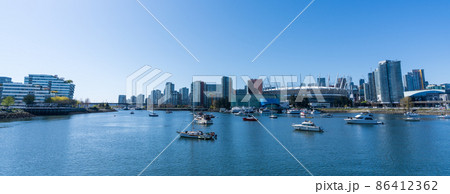 春のバンクーバーの入江沿い ダウンタウンの街並みの一望 86412362
