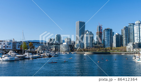 春のバンクーバーの入江沿い ダウンタウンの街並みの一望 春のバンクーバーの入江沿い ダウンタウンの街並みの一望 86412364