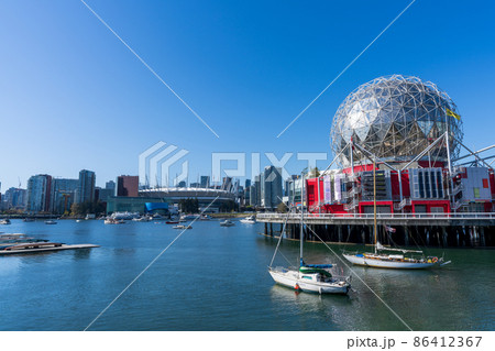 春のバンクーバーの入江沿い ダウンタウンの街並みの一望 春のバンクーバーの入江沿い ダウンタウンの街並みの一望 86412367