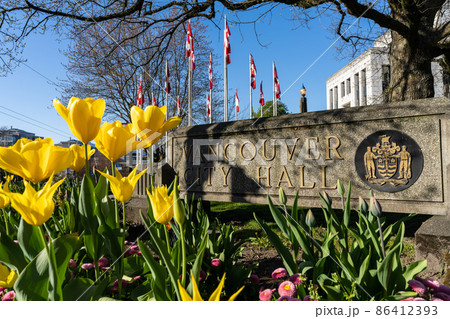 春のバンクーバーの入江沿い ダウンタウンの街並みの一望 86412393