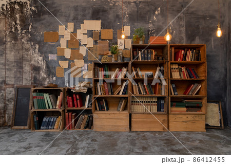 古ぼけた本棚 86412455