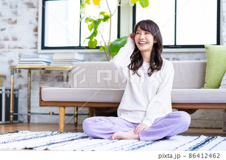 リビングでくつろぐ若い女性 86412462