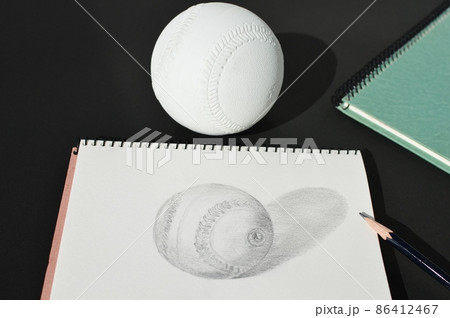 スケッチブックに描かれたボールのデッサン  86412467