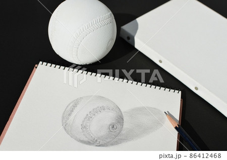 スケッチブックに描かれたボールのデッサン の写真素材