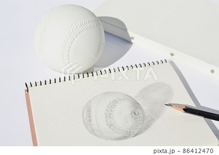スケッチブックに描かれたボールのデッサン  86412470