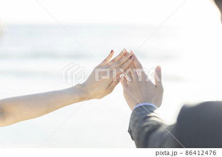 婚約指輪と手元 86412476