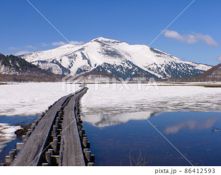 春の尾瀬・残雪に覆われた尾瀬ヶ原 86412593