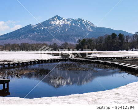 春の尾瀬・残雪に覆われた尾瀬ヶ原 86412594