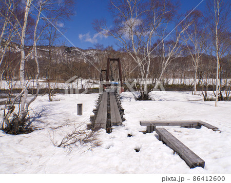 春の尾瀬・残雪に覆われた尾瀬ヶ原 86412600