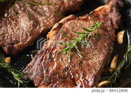 フライパンでソテーしたステーキ フライパンでソテーしたステーキ 86412806