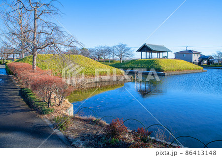 真冬の難波田城公園　水堀　あずまや　富士見市 86413148