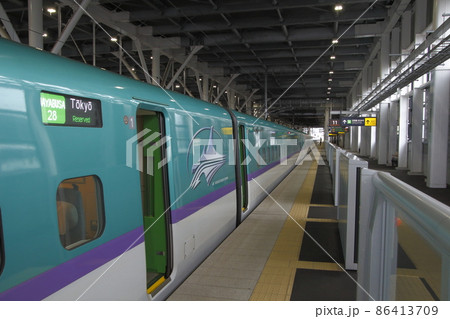 北海道新幹線　新函館北斗駅ホームにて 86413709