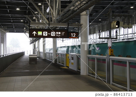 北海道新幹線　新函館北斗駅ホームにて 86413713