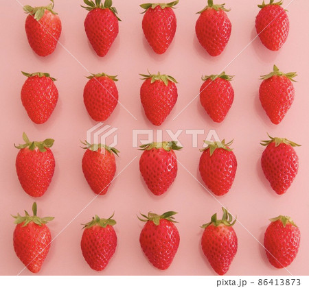 等間隔に並ぶ苺 遠 等間隔に並ぶ苺 遠 86413873
