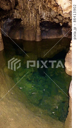 鍾乳洞内の青い地底湖 鍾乳洞内の青い地底湖 86413902