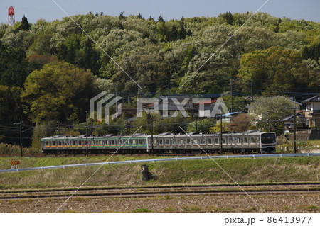 春の水田と宇都宮線205系（8両編成／日光線車両代走） 86413977