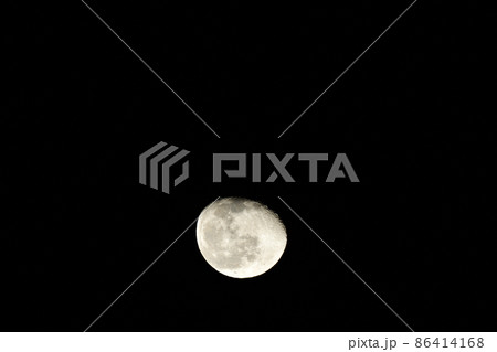 北杜市白州町、中天まで昇った一月十八夜の月（位置：中央下） 86414168