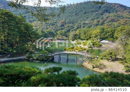 展望台から見る静寂に包まれた日本庭園の情景＠栗林公園、香川 86414510