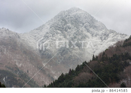 初冬の山、移り行く季節の風景 初冬の山、移り行く季節の風景 86414585