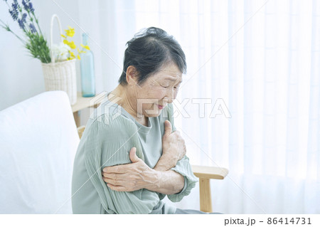 シニア女性　寒気 86414731