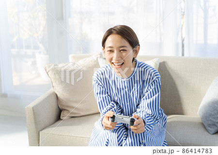 ゲームをする女性 40代 ゲームをする女性 40代 86414783