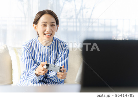 ゲームをする女性　40代 86414785