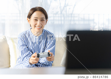 ゲームをする女性 40代 ゲームをする女性 40代 86414786