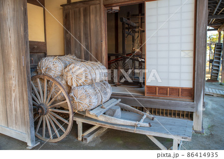 真冬の難波田城公園　古民家ゾーン　大八車　米俵　富士見市 86414935