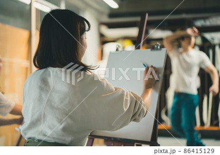 男性着衣モデルをデッサンする 男性着衣モデルをデッサンする 86415129