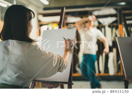 着衣モデルをデッサン 着衣モデルをデッサン 86415130