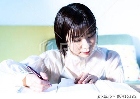 リビングで勉強する若い女性 リビングで勉強する若い女性 86415335