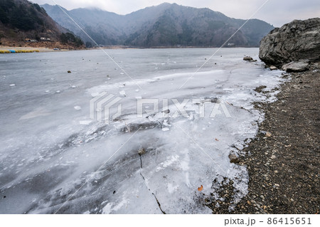 凍結した山梨県の精進湖 凍結した山梨県の精進湖 86415651