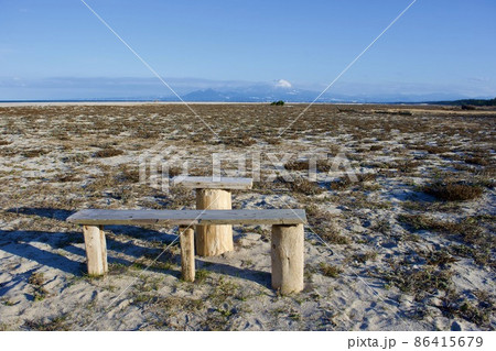 鳥取県　弓ヶ浜から冬の大山を望む 86415679