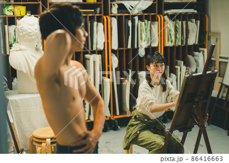 上半身裸の男性モデルのデッサンをする 86416663