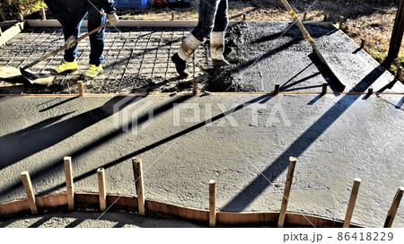 外構工事フロー(5）生コン注入　こて作業　素材　背景 86418229