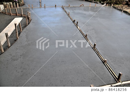 外構工事フロー(5）生コン注入　こて作業　素材　背景 86418256