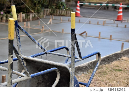 外構工事フロー(5）生コン注入　こて作業　素材　背景 86418261