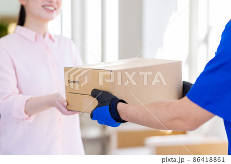 宅急便を自宅に届ける 86418861
