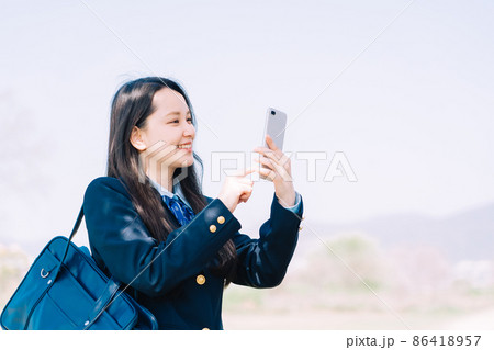 スマホを使う高校生 86418957