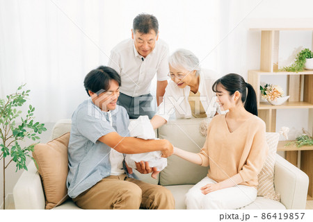 老夫婦と若い夫婦(里帰り出産) 老夫婦と若い夫婦(里帰り出産) 86419857
