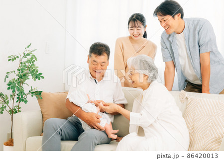 赤ちゃんを抱いた老夫婦と若い夫婦(里帰り) 赤ちゃんを抱いた老夫婦と若い夫婦(里帰り) 86420013