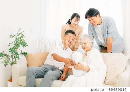 赤ちゃんを抱いた老夫婦と若い夫婦(里帰り) 赤ちゃんを抱いた老夫婦と若い夫婦(里帰り) 86420015