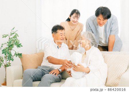 赤ちゃんを抱いた老夫婦と若い夫婦(里帰り) 赤ちゃんを抱いた老夫婦と若い夫婦(里帰り) 86420016