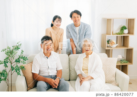 ソファに座る家族（話す） 86420077