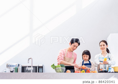 家族で一緒に料理 家族で一緒に料理 86420341