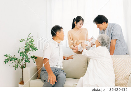 老夫婦と若い夫婦(里帰り出産) 老夫婦と若い夫婦(里帰り出産) 86420452