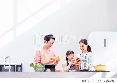 家族で一緒に料理 86420670