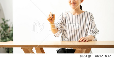 タッチペン 手元 女性 タッチペン 手元 女性 86421042