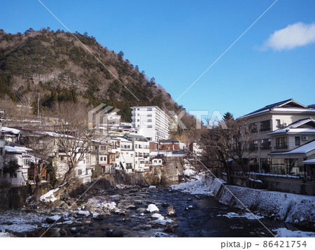 冬の塩原温泉街と箒川 冬の塩原温泉街と箒川 86421754